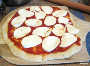 Пицца с базиликом и моцареллой  - фото шаг 1