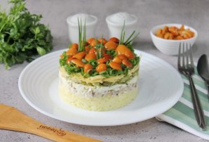 Слоеный салат "Лесная поляна" с маринованными опятами - фото шаг 9