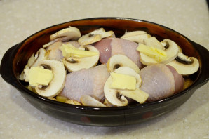 Куриные голени с грибами и картошкой в духовке - фото шаг 7