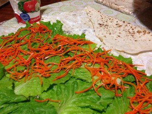 Рулет из лаваша с корейской морковкой - фото шаг 5