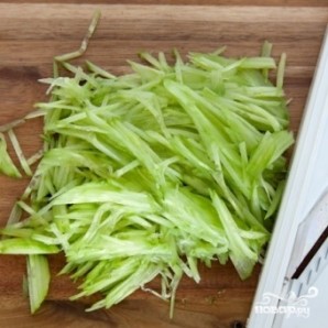 Салат из двух видов капусты и огурцов - фото шаг 4