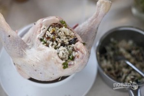 Курица, фаршированная рисом и сухофруктами - фото шаг 5