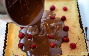 Шоколадный пирог с малиной - фото шаг 7