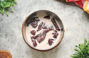 Говяжья печень, тушенная в сметане - фото шаг 2