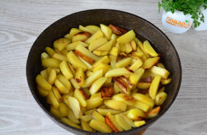 Картофель со сметаной и сыром на сковороде - фото шаг 3