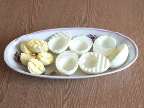 Фаршированные яйца килечной пастой с кетчупом "Махеевъ" Россия - фото шаг 3