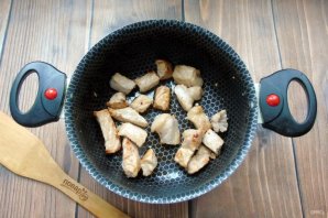 Картошка со свининой, тушенная в кастрюле - фото шаг 3