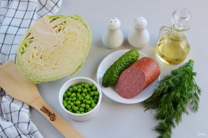 Салат с капустой и копченой колбасой - фото шаг 1