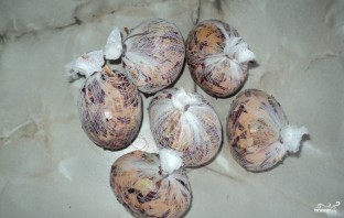 Мраморные яйца на Пасху - фото шаг 2