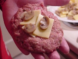 Гигантский швейцарский бургер с грибами - фото шаг 10