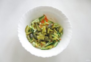 Салат с огурцами, капустой и морковью - фото шаг 4