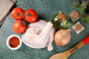 Курица тушёная с помидорами и луком - фото шаг 1