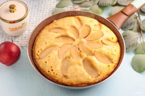 Шарлотка с яблоками на сковороде - фото шаг 5