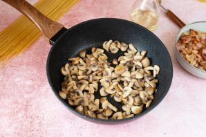 Спагетти с беконом и грибами - фото шаг 10