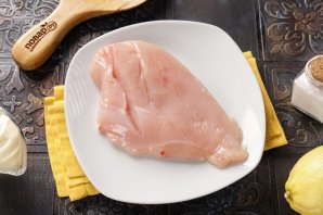 Салат с курицей и блинчиками