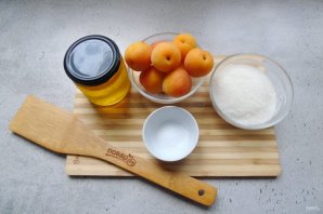 Варенье из абрикосов с медом - фото шаг 1