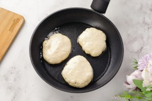 Оладушки на кислом молоке - фото шаг 10