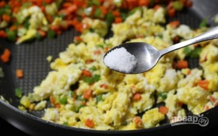 Рис с жареными овощами и яйцом - фото шаг 6