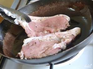 Свиная корейка на сковороде - фото шаг 3