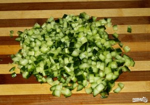 Салат с кукурузой и огурцом - фото шаг 2