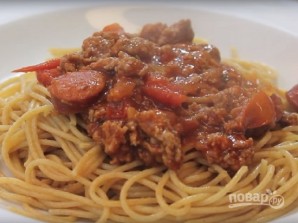 Спагетти с фаршем и колбасой под томатным соусом - фото шаг 9