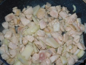 Курица с грибами в чесночном соусе - фото шаг 1