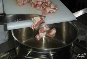 Свиные ребрышки, тушеные с овощами - фото шаг 2