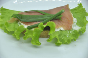 Бутерброды с зеленым салатом - фото шаг 7