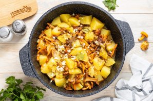 Тушеная картошка с лисичками - фото шаг 9