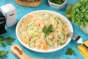 Салат с капустой и креветками - фото шаг 7
