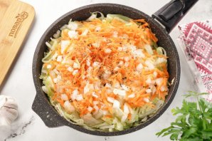 Тушеная капуста с сосисками - фото шаг 4