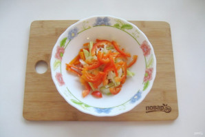 Простой салат из шампиньонов консервированных - фото шаг 5