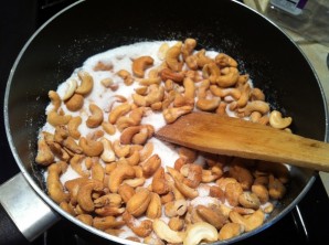 Орехи в карамели - фото шаг 1
