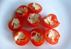 Грибочки из яиц и помидоров - фото шаг 4