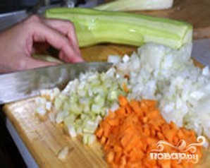 Куриный суп с клецками, сельдереем и кабачками - фото шаг 1