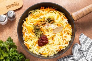 Капуста тушеная с луком - фото шаг 8