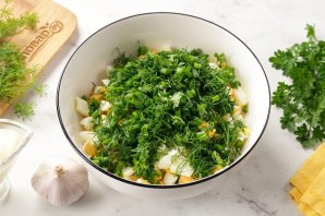 Салат с яйцом, сыром, кукурузой и огурцом - фото шаг 5