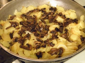 Картошка с шампиньонами на сковороде - фото шаг 7