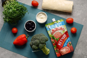 Пирог на слоеном тесте с овощами и кетчупом - фото шаг 1