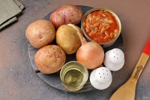 Картошка с килькой в томатном соусе - фото шаг 1