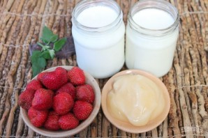 Коктейль на основе домашнего йогурта с клубникой и медом - фото шаг 1