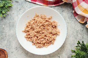 Бутерброды с горбушей консервированной - фото шаг 2