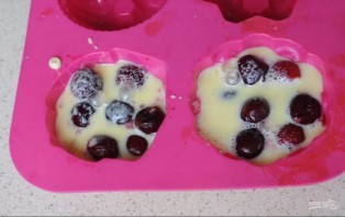 Мини-клафути с ягодами - фото шаг 2