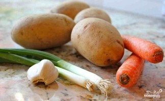 Жареная картошка с луком и морковкой - фото шаг 1