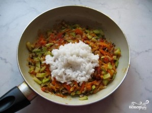 Кабачки, фаршированные рисом и овощами - фото шаг 5