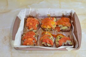 Мясо в духовке с помидорами