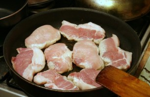Мясо кусочками, запеченное в духовке - фото шаг 1
