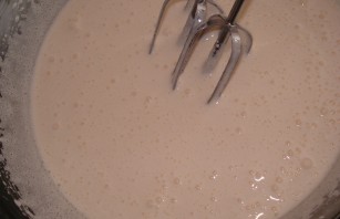 Бисквитное тесто на кефире - фото шаг 2