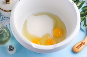 Шарлотка с яблоками на сковороде - фото шаг 2