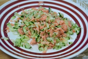 Салат с копченой рыбкой - фото шаг 3